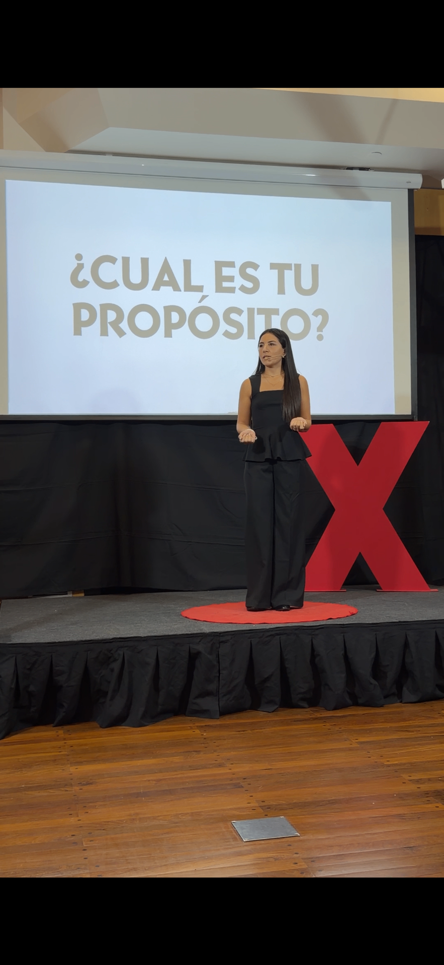 Clari Pérez dando su charla TEDx: ¿Cuál es tu propósito?
